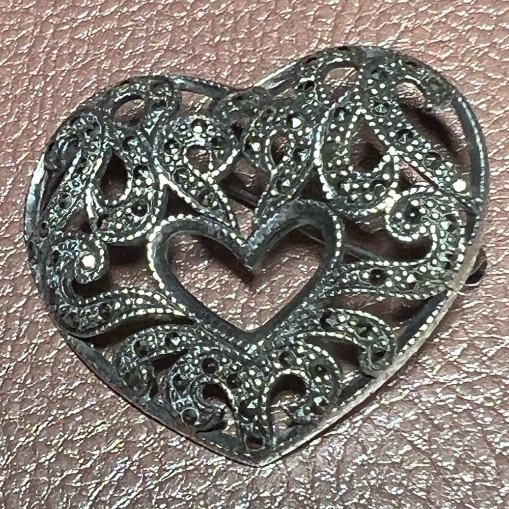 Designer SU Art Deco 925 Marcasite Heart Pin